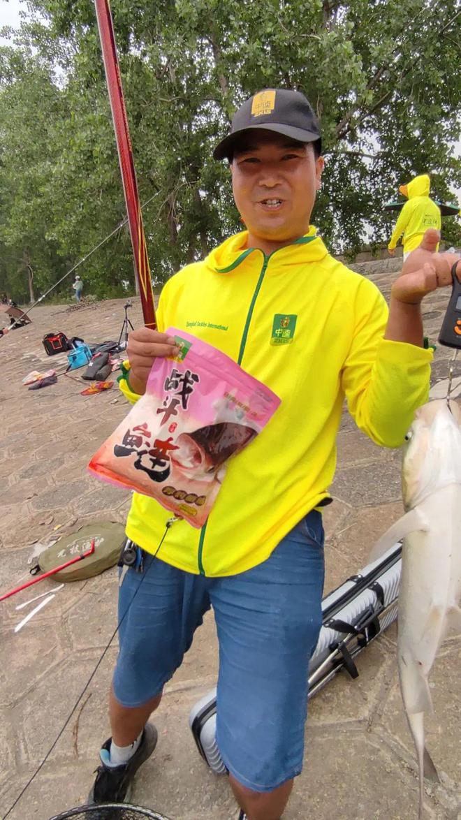 耿宝强是几级垂钓大师-钓友与明星同台垂钓，揭秘耿宝强的钓鱼秘籍