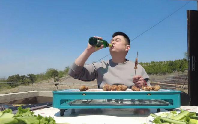 一个人喝酒真实小视频-一个孤独青年的酒杯：寻找宁静与释放的方式