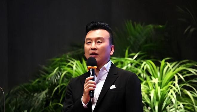 中国头盔哥的个人资料-中国头盔哥：身份成谜，却以独特装扮给生活增添不寻常色彩