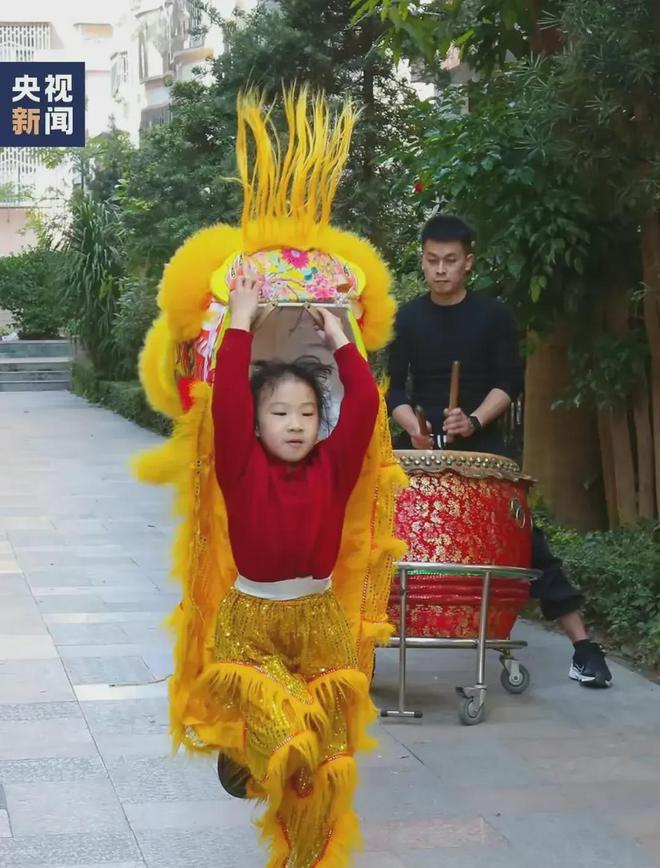 宝宝爱洗澡舞狮-小宝贝洗澡趣事多，像小狮子一样快乐扑腾