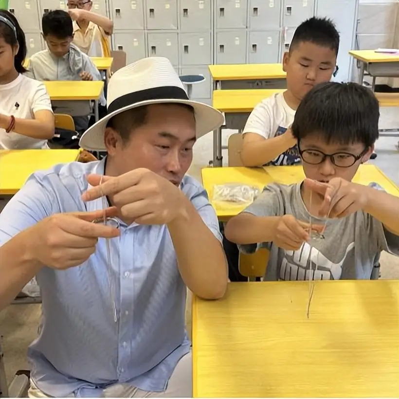 农夫术调整_幼儿职业体验贴纸游戏书：魔术师、农夫_幼儿职业体验贴纸游戏书