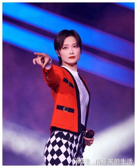 李宇春造型_李宇春似火年华发型_李宇春发型2021