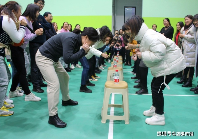 年会开场气氛活跃游戏_年会游戏大全活跃气氛_年会活跃气氛的游戏
