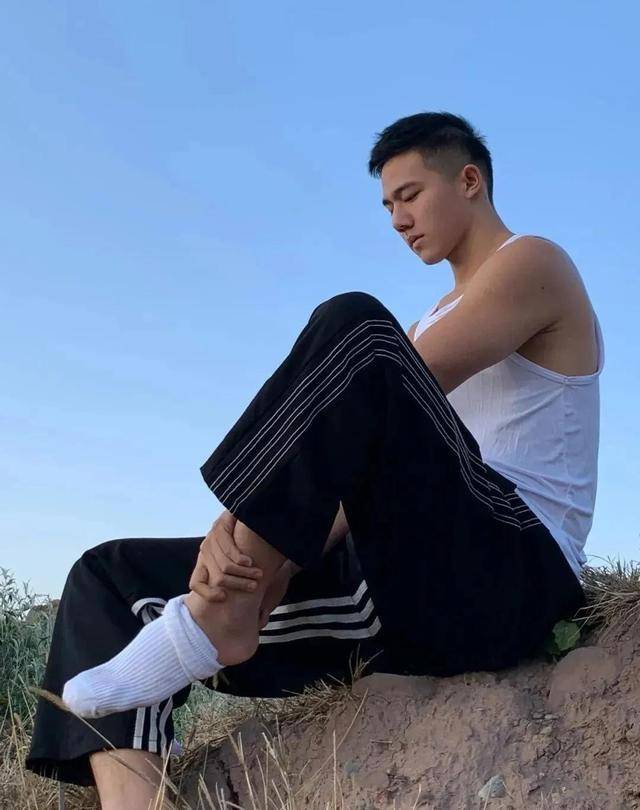 闻白袜帅哥的耐克鞋_闻白袜帅哥_闻白袜子的男生