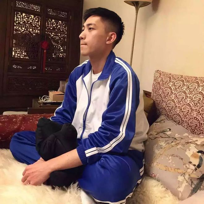 闻白袜帅哥_闻白袜子的男生_闻白袜帅哥的耐克鞋