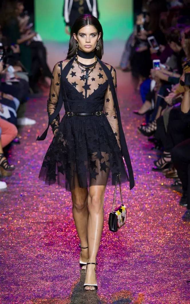 透明薄纱时装秀_时装周透明薄纱服装流行_透明时装秀2020春夏